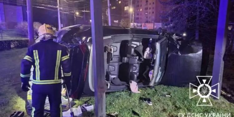 У Тернополі водій дорогої іномарки не впорався з керуванням автівкою та перевернувся