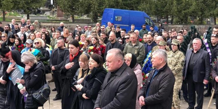 “Нaдзвичaйно свiтлa людинa з вeликим сepцeм”, – у Тернополі попрощалися з Героєм Валерієм Дороховим