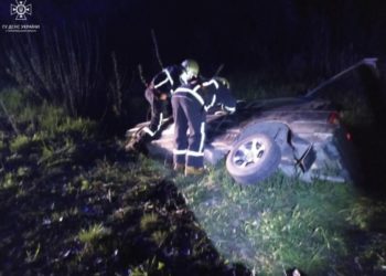 Поблизу Тернополя легковик “злетів” з дороги, троє людей доправили в лікарню