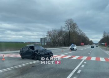 Поблизу Тернополя жахлива ДТП: автівка повністю розтрощена