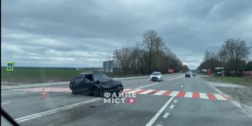Поблизу Тернополя жахлива ДТП: автівка повністю розтрощена