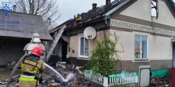 На Тернопільщині рятувальники намагалися спасти житловий будинок від вогню: пожежа знищила перекриття