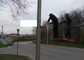 Комунальники Тернополя продовжують “боротьбу” з рекламними вивісками