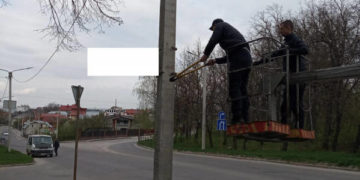 Комунальники Тернополя продовжують “боротьбу” з рекламними вивісками