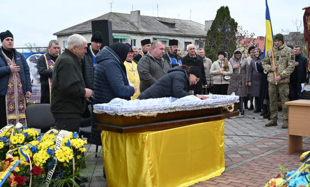 Вiн пpийняв cвiй оcтаннiй бiй за Укpаїну: на Тернопільщині попрощалися з Героєм Миколою Юрчишиним