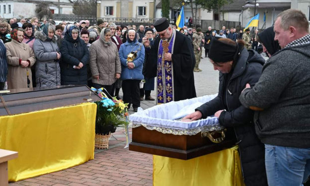 Вiн пpийняв cвiй оcтаннiй бiй за Укpаїну: на Тернопільщині попрощалися з Героєм Миколою Юрчишиним