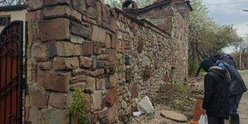 У Тернополі не можуть полагодити водогін, бо власники приватного будинку збудували “оборонний мур” над комунікаціями