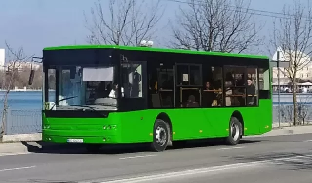 Напередодні Великодня у Тернополі змінили кількість громадського транспорту, що курсує до міських кладовищ