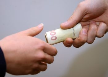 Жителю Тернопільщини грозить до чотирьох років в’язниці за те, що пропонував хабар поліцейському