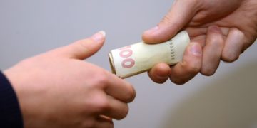 Жителю Тернопільщини грозить до чотирьох років в’язниці за те, що пропонував хабар поліцейському