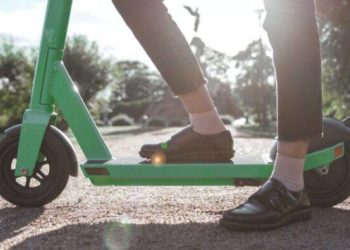 У Тернополі жінка потрапила до лікарні, після того, як на неї наїхав електросамокат