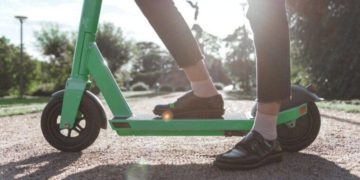 У Тернополі жінка потрапила до лікарні, після того, як на неї наїхав електросамокат