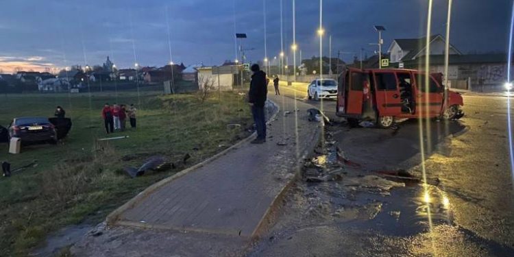 На Тернопільщині водій “Мазди” виїхав на зустрічну смугу та протаранив автівку