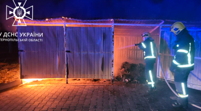 Пожежники Тернополя врятували три автівки від загоряння