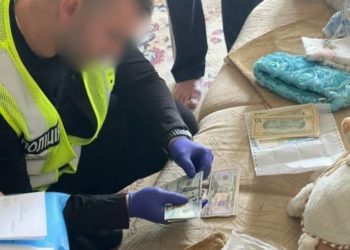 Чиновниця з Тернопільщини допомагала незаконно переправляти чоловіків за кордон