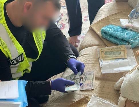 Чиновниця з Тернопільщини допомагала незаконно переправляти чоловіків за кордон