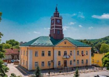 У місті на Тернопільщині для туристів відкривають оглядовий майданчик ратуші, який не працював понад рік