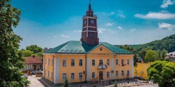 У місті на Тернопільщині для туристів відкривають оглядовий майданчик ратуші, який не працював понад рік
