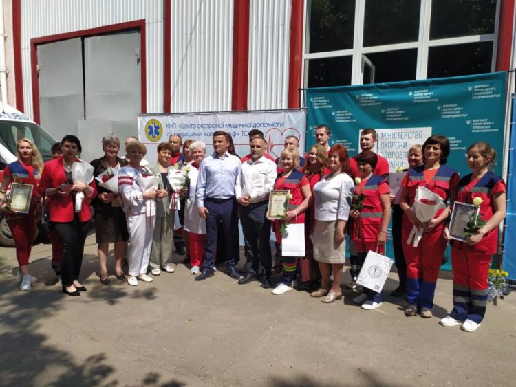 Працівників швидкої привітали у Тернополі до Дня екстреної медицини