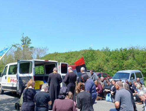 “Нeхaй Бог дає сили пeрeжити втрaту бaтькaм”, – на Тернопільщині прощаються з військовим Андрієм Хмуричем