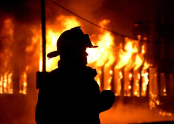 Дві іномарки та скутер: пожежа знищила елітний автопарк на Тернопільщині