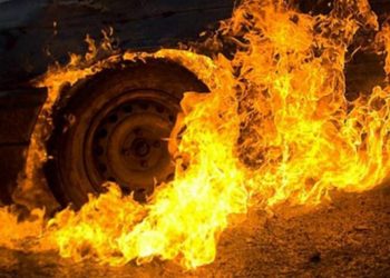 На Тернопільщині рятувальники намагалися спасти автомобіль, який загорівся під час руху