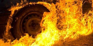 На Тернопільщині рятувальники намагалися спасти автомобіль, який загорівся під час руху