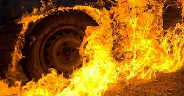 На Тернопільщині рятувальники намагалися спасти автомобіль, який загорівся під час руху