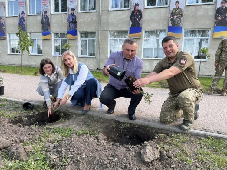 Трояндову алею до Дня героїв України висадили в ЗУНУ