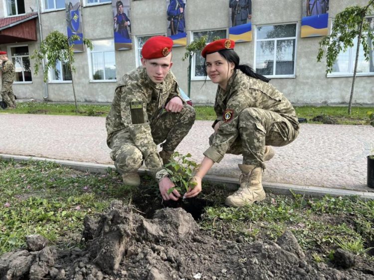 Трояндову алею до Дня героїв України висадили в ЗУНУ