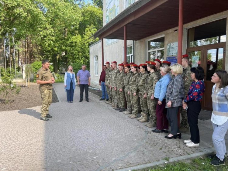 Трояндову алею до Дня героїв України висадили в ЗУНУ