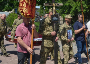 Загинув в жорстоких боях під Бахмутом: на Тернопільщині прощаються з військовим Володимиром Сухим