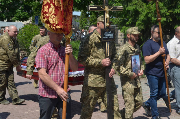 Загинув в жорстоких боях під Бахмутом: на Тернопільщині прощаються з військовим Володимиром Сухим