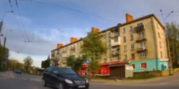 Необдумані дії власниці автівки “Mercedes” у Тернополі ледь не призвели до серйозної ДТП (відео)