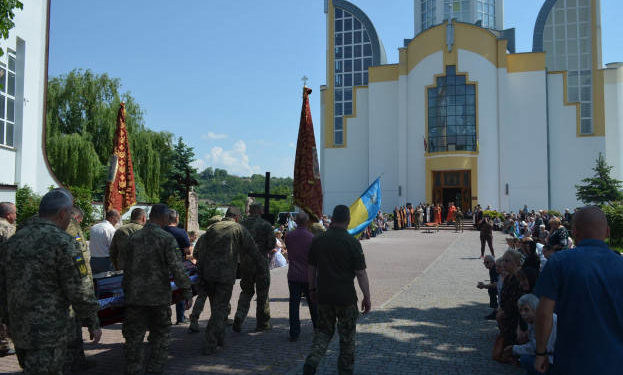 Загинув в жорстоких боях під Бахмутом: на Тернопільщині прощаються з військовим Володимиром Сухим