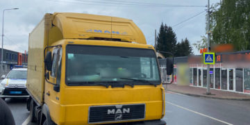 Вантажівка наїхала на чоловіка: у Тернополі трапилося моторошне ДТП