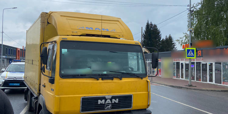 Вантажівка наїхала на чоловіка: у Тернополі трапилося моторошне ДТП