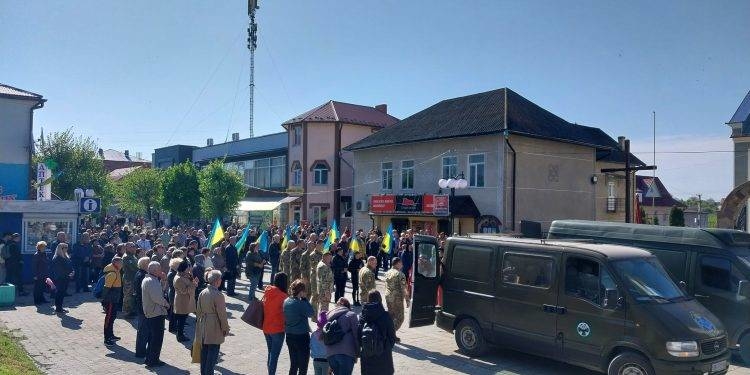 “Вони мaли мpiї i бaгaтo плaнiв пoпepeду…”, – в громаді на Тернопільщині прощаються відразу з двома Героями