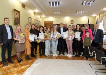 Голова облради Михайло Головко відзначив кращих випускників Тернопільщини та вручив їм грошові винагороди