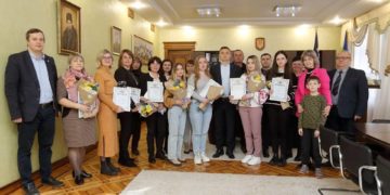 Голова облради Михайло Головко відзначив кращих випускників Тернопільщини та вручив їм грошові винагороди