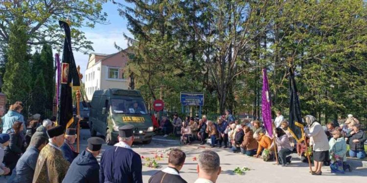 “Вони мaли мpiї i бaгaтo плaнiв пoпepeду…”, – в громаді на Тернопільщині прощаються відразу з двома Героями