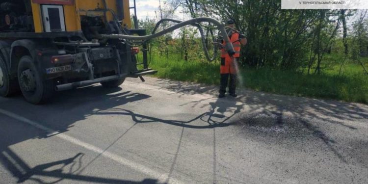 Найкоpотший маpшpут з Тepнополя до Києва: в області ремонтують дорогу про яку “забували” роками
