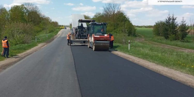 Найкоpотший маpшpут з Тepнополя до Києва: в області ремонтують дорогу про яку “забували” роками