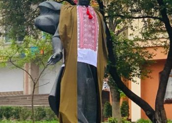 Пам’ятники Тернопільщини одягнули у вишиванки