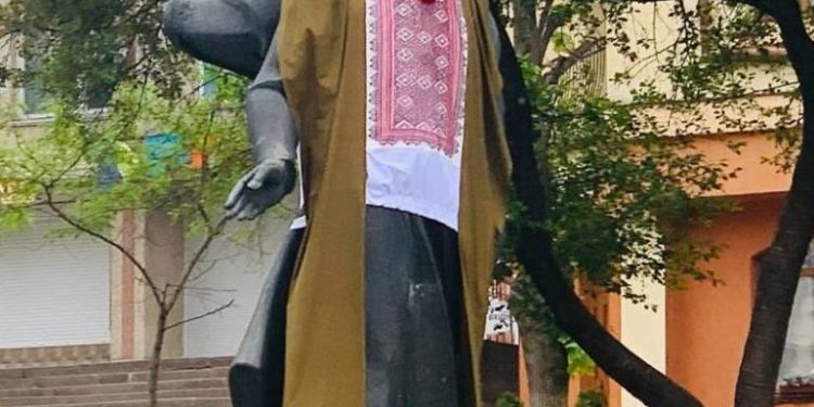 Пам’ятники Тернопільщини одягнули у вишиванки