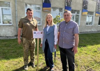 Унікальну алею троянд висадили в Тернопільському коледжі