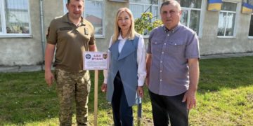 Унікальну алею троянд висадили в Тернопільському коледжі