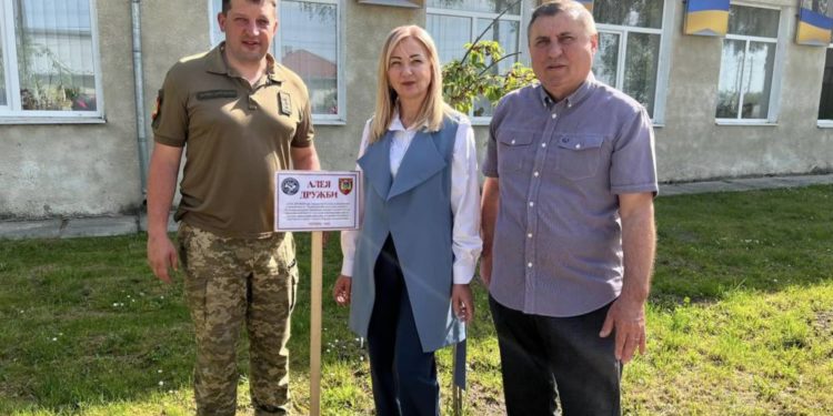 Унікальну алею троянд висадили в Тернопільському коледжі