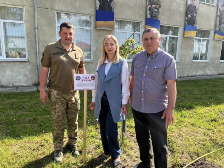 Унікальну алею троянд висадили в Тернопільському коледжі