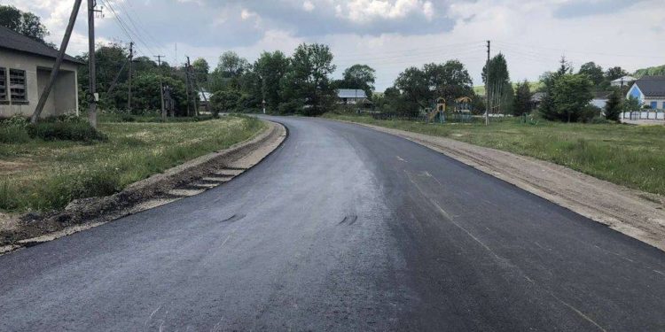 Ямковий ремонт та нове асфальтне покриття: одна з Тернопільських громад проводить активне оновлення доріг